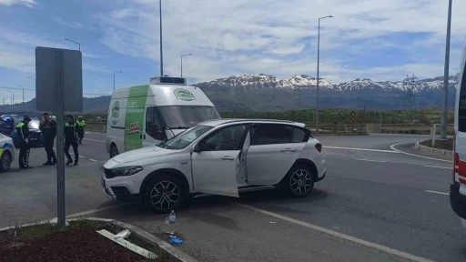 Konya&rsquo;da otomobil ile kamyonet &ccedil;arpıştı: 4 yaralı
