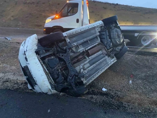 Konya&rsquo;da otomobil ref&uuml;je devrildi: 4 yaralı
