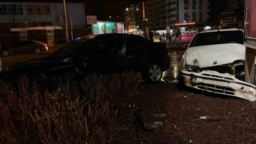 Konya&rsquo;da otomobiller &ccedil;arpıştı: 2 yaralı
