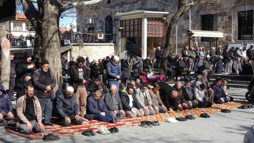 Konya&rsquo;da Ramazan ayının ilk Cuma namazında camiler doldu taştı
