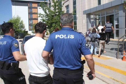 Konya&rsquo;da sahte altın dolandırıcıları adliyeye sevk edildi
