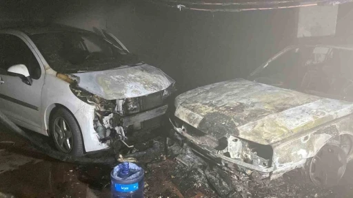 Konya’da sitenin otoparkında 2 otomobil yandı

