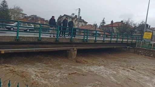 Konya&rsquo;da yağış sonrası sel dereleri taşırdı
