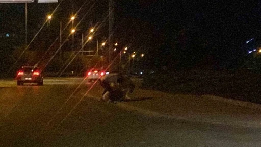 Konya’da yol kenarında 3 gencin tekme tokat kavgası kamerada
