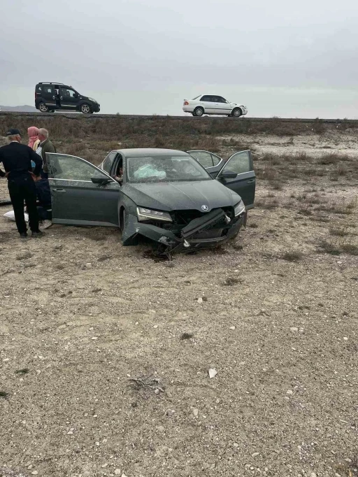 Konya’da yoldan çıkan otomobil boş araziye inerek durabildi: 3’ü çocuk 5 yaralı
