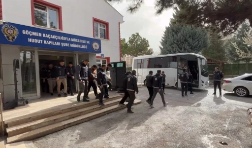 Konya merkezli g&ouml;&ccedil;men ka&ccedil;ak&ccedil;ılığı operasyonu: 10 tutuklama

