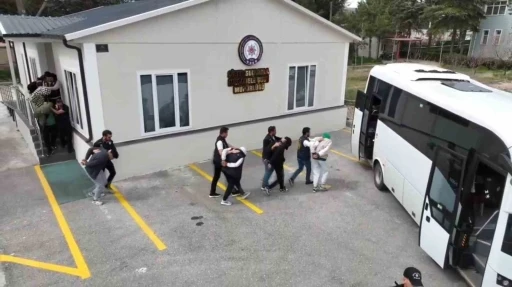 Konya merkezli yurt dışı bağlantılı 3 ilde eş zamanlı siber dolandırıcılık operasyonu: 8 ş&uuml;pheli tutuklandı
