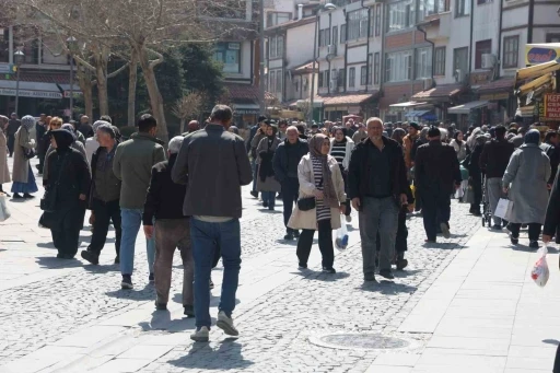 Konya&rsquo;nın Tarihi Bedesten &Ccedil;arşısı&rsquo;nda bayram yoğunluğu
