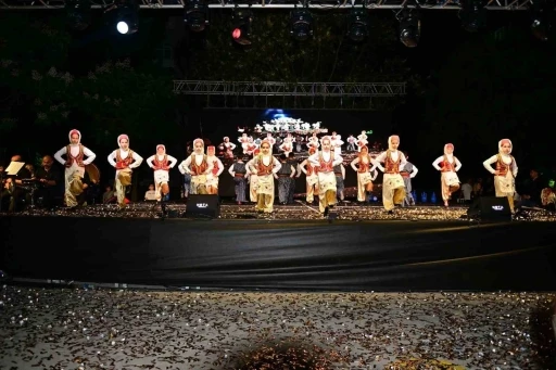 Konyaaltı İlkokulu&rsquo;ndan renkli halk oyunları şenliği
