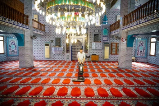 Konyaaltı’nda camilerde bayram temizliği
