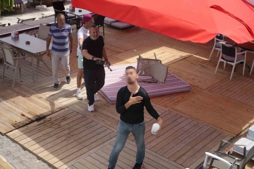 Konyaaltı Sahili’nde kaçak yapılar sökülüyor
