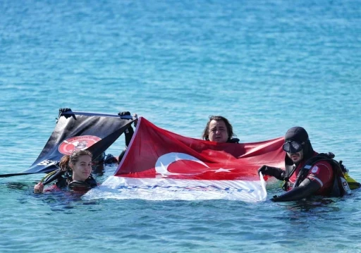 Konyaaltı sahilini ve denizi temizlediler
