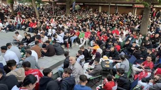 Konyalı vatandaşlar milli ma&ccedil; heyecanını dev ekranda yaşadı
