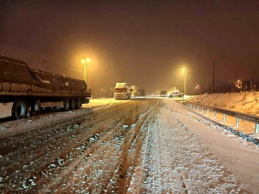 Kop Dağı Ge&ccedil;idi&rsquo;nde buzlanma ulaşımı aksattı
