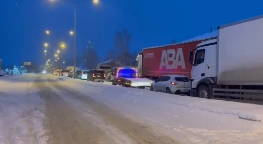 Kop Dağı Ge&ccedil;idi&rsquo;nde tipi nedeniyle ara&ccedil;lar yolda kaldı
