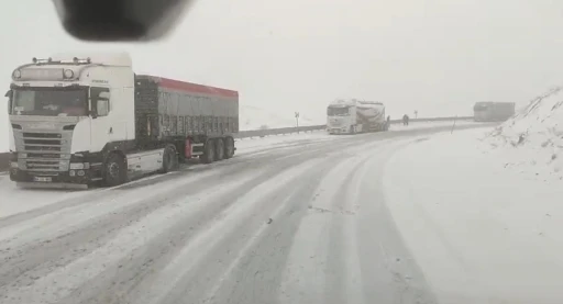 Kop Dağı&rsquo;nda kar ve tipi ulaşımı zorlaştırdı
