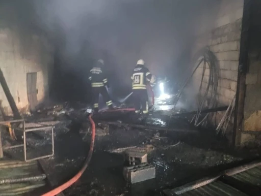 Kopan elektrik kablosu depoyu kül etti
