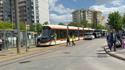 Kopan y&uuml;ksek gerilim teli insanların i&ccedil;ine d&uuml;şt&uuml;, tramvay seferleri aksadı
