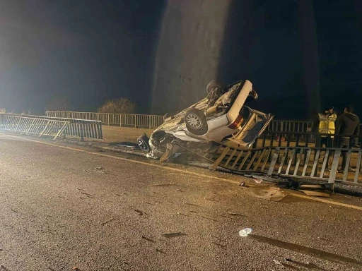 Köprü demirlerine çarpan araç hurdaya döndü: 1 ölü, 3 yaralı
