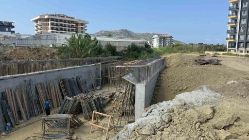 Köprü inşaatında düşen işçi tedavi gördüğü hastanede hayatını kaybetti
