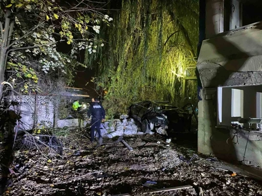 Köprü üstünde çarpışan otomobiller bahçeye uçtu: 1 ölü, 4 yaralı
