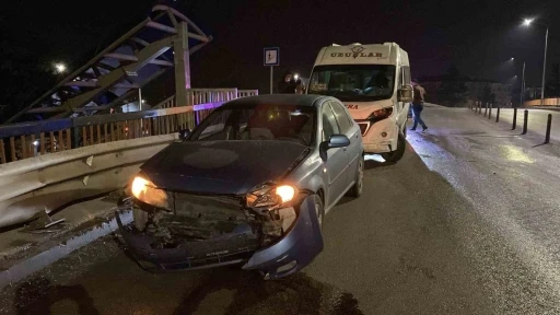K&ouml;pr&uuml;de kayan otomobil &ouml;nce servis aracına, ardından bariyerlere &ccedil;arptı
