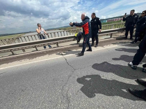 K&ouml;pr&uuml;den atlamak isteyen şahıs AFAD ve polis tarafından ikna edilerek kurtarıldı
