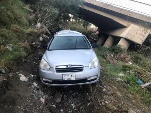 K&ouml;pr&uuml;den u&ccedil;an otomobilin s&uuml;r&uuml;c&uuml;s&uuml; yaralandı
