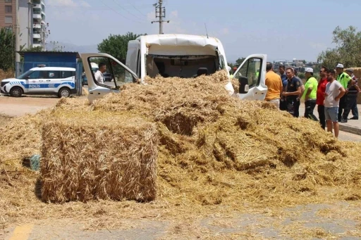 K&ouml;pr&uuml;ye takılan saman balyaları kamyonetin &uuml;zerine devrildi: 1 yaralı
