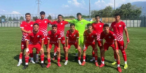K&ouml;rfez Belediyesi futbol okullarında 580 &ouml;ğrenci eğitim g&ouml;r&uuml;yor

