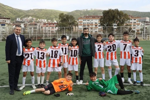 K&ouml;rfez&rsquo;de 23 Nisan futbol turnuvasının şampiyonu Atat&uuml;rk Ortaokulu oldu
