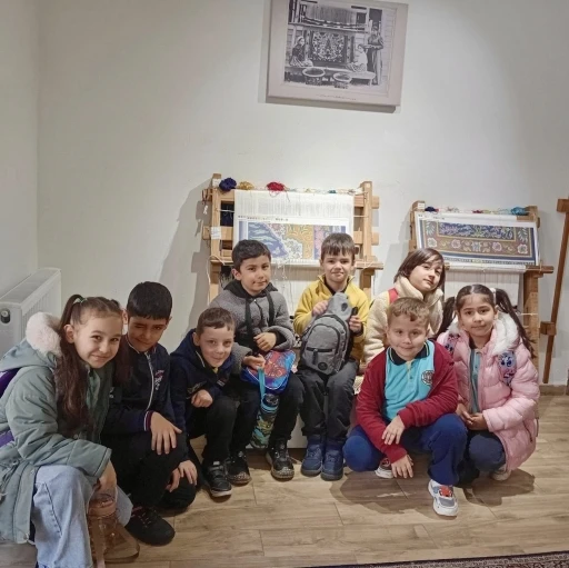 K&ouml;rfez&rsquo;de ilkokul &ouml;ğrencileri Hereke halısının yapım aşamalarını inceledi
