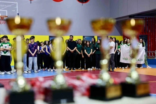 K&ouml;rfez&rsquo;de liseler arası voleybol turnuvasının şampiyonları kupalarını aldı
