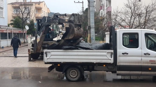 K&ouml;rfez&rsquo;de şiddetli fırtınada &ccedil;atılar u&ccedil;tu, ara&ccedil;lar hasar g&ouml;rd&uuml;
