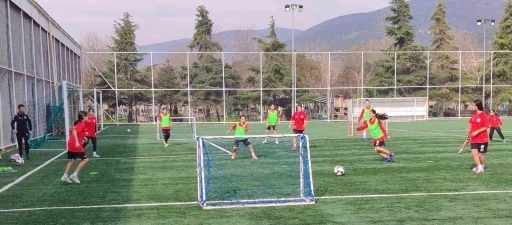 K&ouml;rfez&rsquo;in kızları şampiyonluk i&ccedil;in hazırlanıyor
