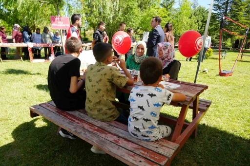 Koruyucu aileler &ccedil;ocuklara sıcak yuva olmaya devam ediyor
