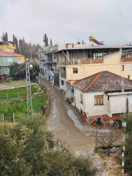K&ouml;şk&rsquo;te dolu yağışı etkili oldu, yollar beyaza b&uuml;r&uuml;nd&uuml;
