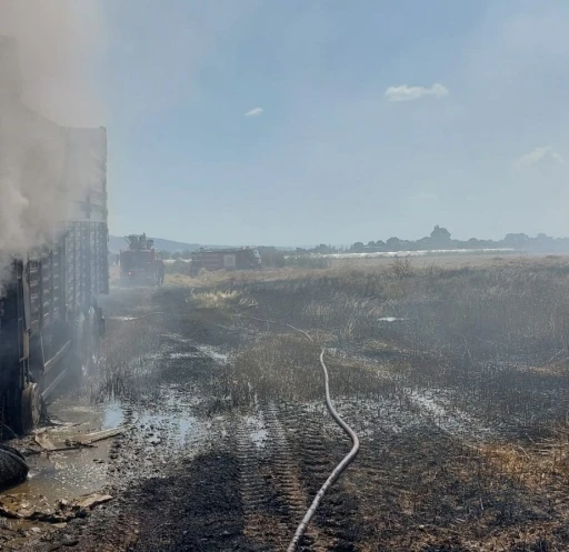 K&ouml;şk&rsquo;te kamyon k&uuml;le d&ouml;nd&uuml;, ekinler yandı

