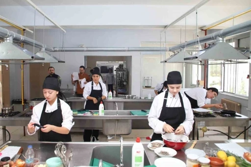K&ouml;şk&rsquo;te &ouml;ğrenciler h&uuml;nerlerini mutfakta sergiledi
