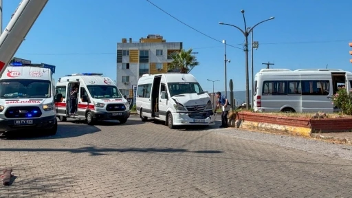 K&ouml;şk&rsquo;te okul servisleri ile otomobil &ccedil;arpıştı: 6 yaralı
