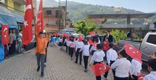 Köşklü öğrencilerin gösterileri ayakta alkışlandı
