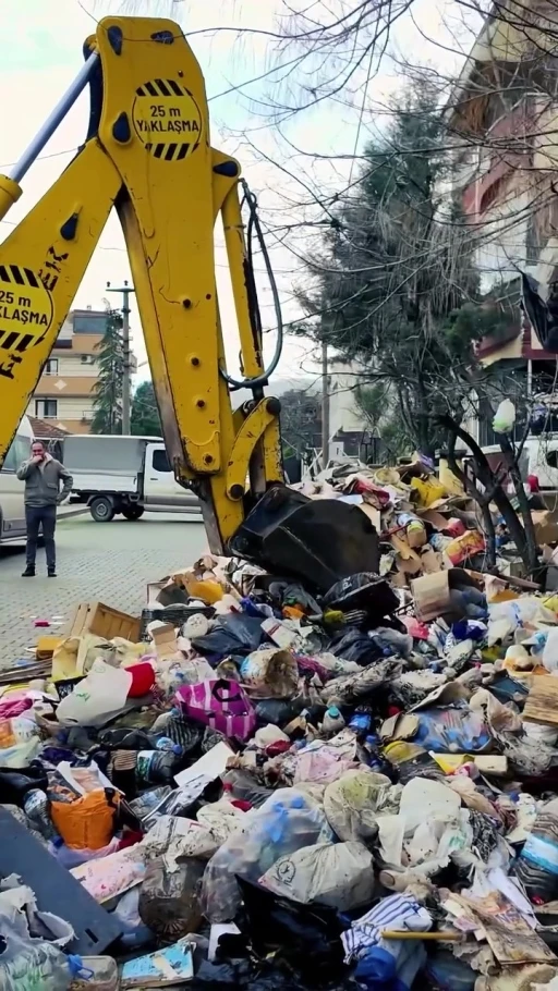 K&ouml;t&uuml; koku ihbarıyla gidilen evden 30 ton &ccedil;&ouml;p &ccedil;ıktı
