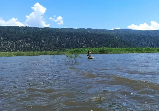 Kovada G&ouml;l&uuml;&rsquo;nde dronlu denetimde 200 metrelik ka&ccedil;ak ağ ele ge&ccedil;irildi
