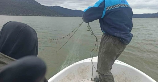 Kovada G&ouml;l&uuml;&rsquo;nde ka&ccedil;ak avcılara ait 600 metrelik ağ ele ge&ccedil;irildi
