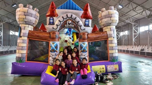 K&ouml;y &ccedil;ocukları i&ccedil;in şişme oyun parkı kuruldu
