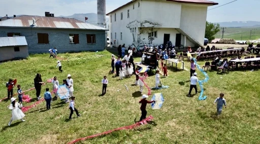 Köy çocuklarının hayali gerçek oldu, gökyüzü uçurtmalarla şenlendi
