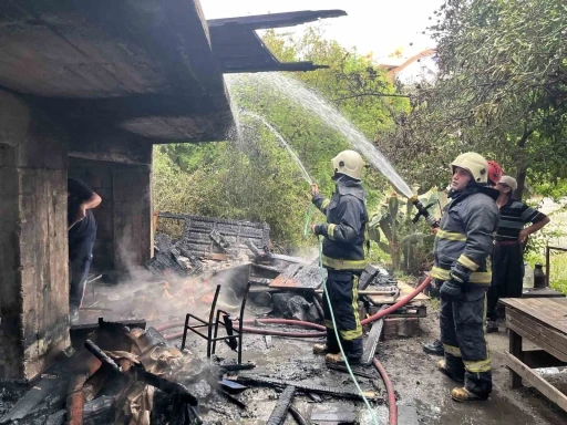 Köy ekmeği yapan kadınlar, ateşi söndürmeden gidince boş bina alev aldı
