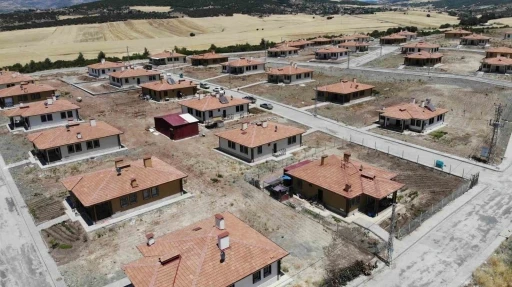 Köy konutlarında yaşam başladı: &quot;Çadırlarda, konteynerlerde yaşadık ama şimdi evlerimizdeyiz&quot;
