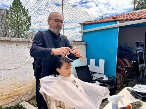 K&ouml;y k&ouml;y gezen kuaf&ouml;r kız &ccedil;ocuklarının sa&ccedil;ını &uuml;cretsiz kesiyor
