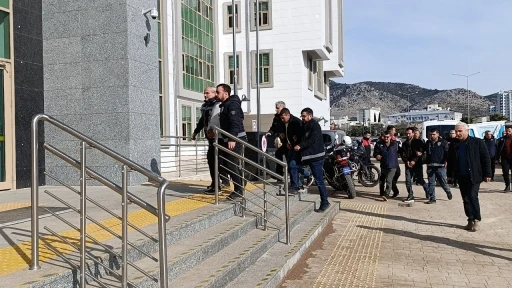 K&ouml;y kuşatıldı, katiller ile onlara yardım edenler yakalandı: 4 ş&uuml;pheli adliyeye sevk edildi
